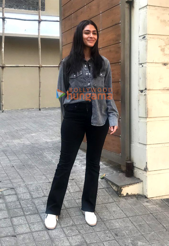 photos pooja hegde mrunal thakur and others snapped in bandra 7