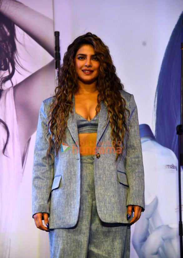 photos priyanka chopra snapped at palladium mall in mumbai 3