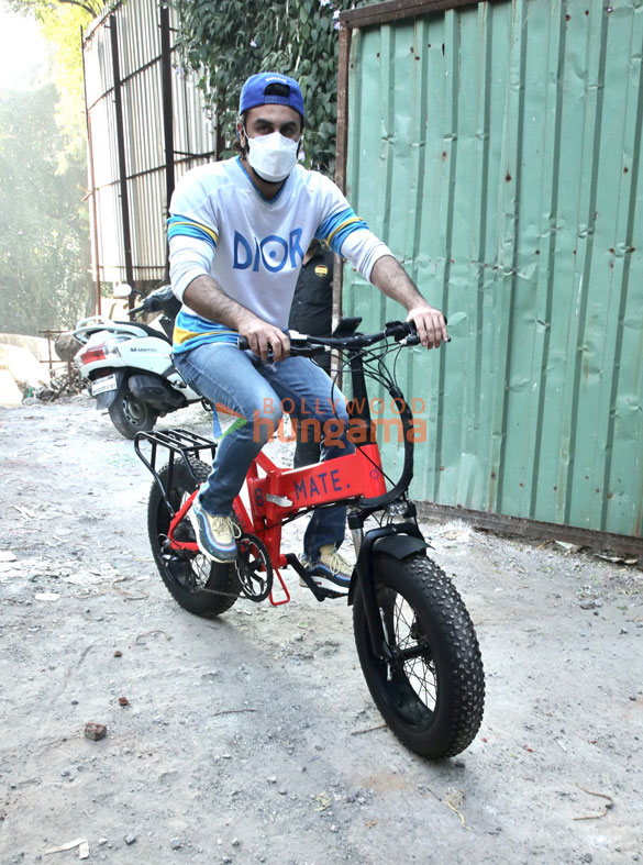 Photos Ranbir Kapoor snapped riding an e-bike in Bandra (2)