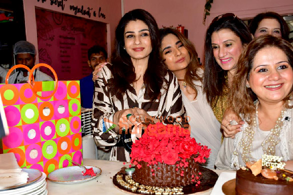 Photos Raveena Tandon celebrates her birthday with friends (1