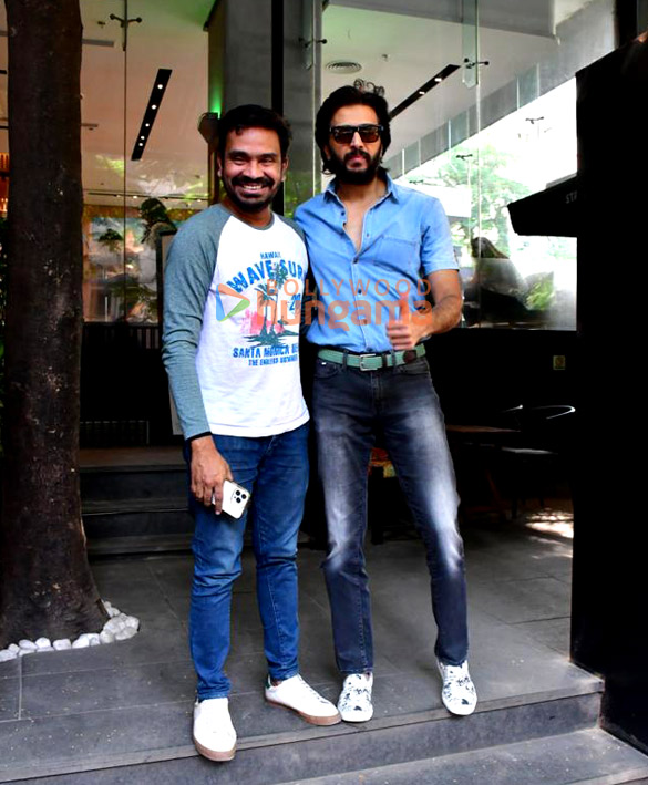 photos riteish deshmukh spotted outside a cafe in khar 1