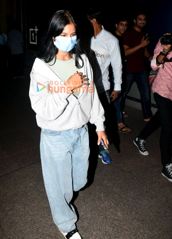 photos shah rukh khan suhana khan alaya f and others snapped at the airport 7
