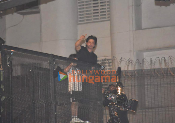 photos shah rukh khan meets fans on his birthday at midnight outside mannat in bandra 2