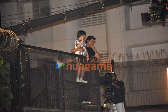 photos shah rukh khan meets fans on his birthday at midnight outside mannat in bandra 5