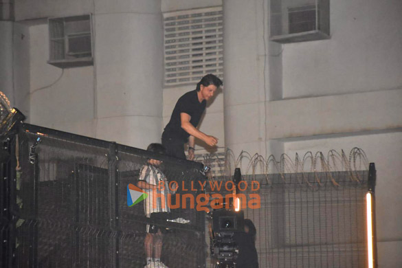 photos shah rukh khan meets fans on his birthday at midnight outside mannat in bandra 6