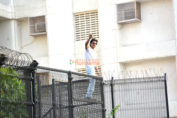 photos shah rukh khan snapped waving to fans at mannat 2