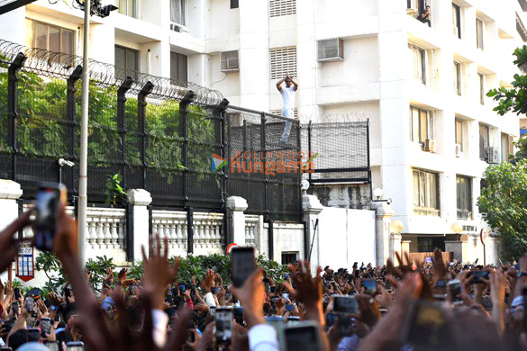 photos shah rukh khan snapped waving to fans at mannat 3