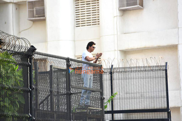 photos shah rukh khan snapped waving to fans at mannat 5