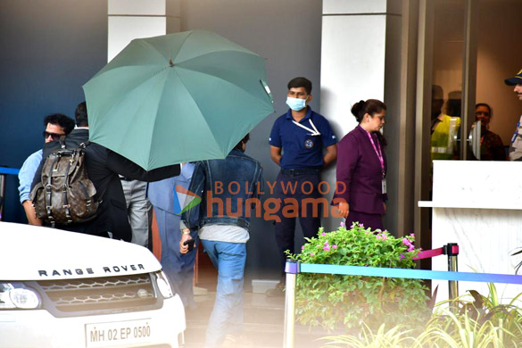 photos shah rukh khan spotted at kalina airport 4