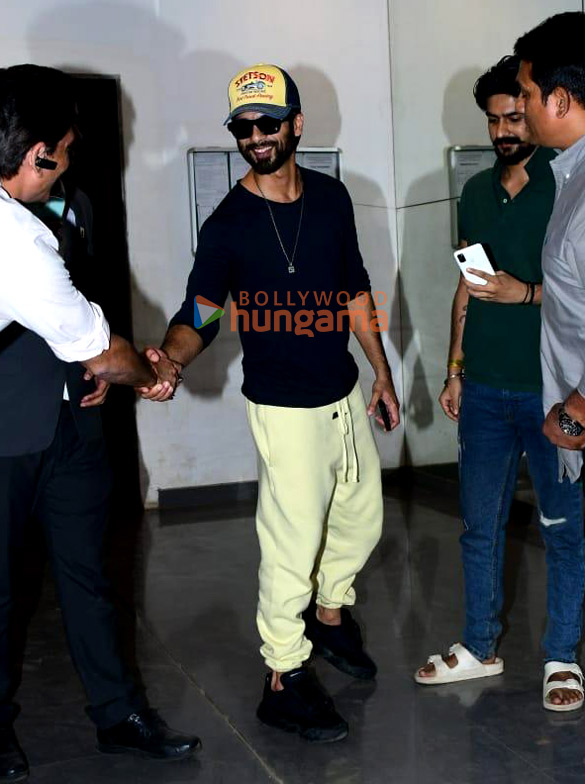 photos shahid kapoor snapped in andheri 3