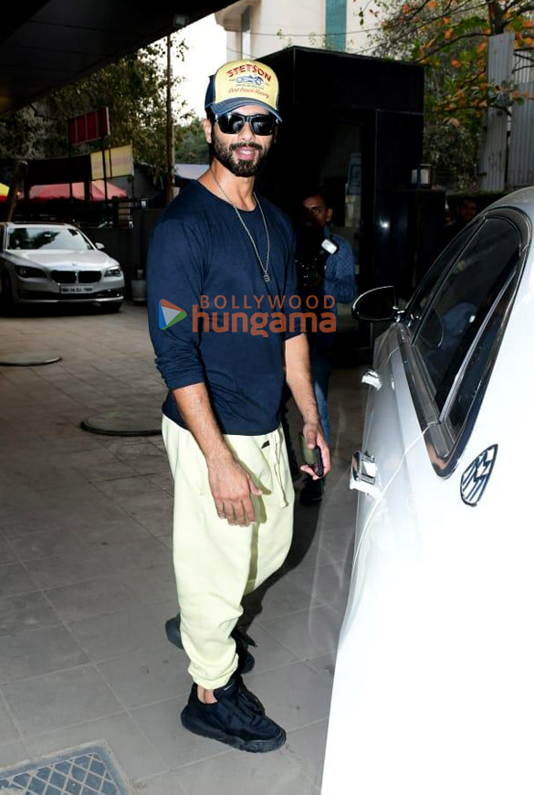 photos shahid kapoor snapped in andheri 4