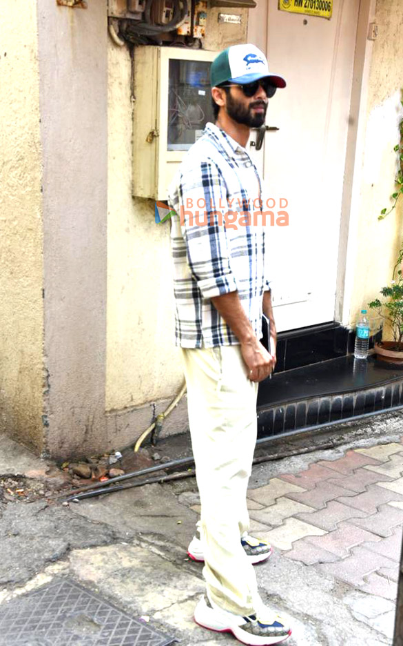 Photos: Shahid Kapoor snapped in Bandra