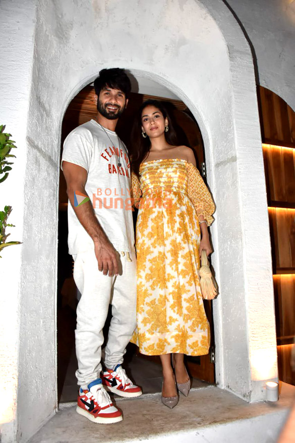Photos Shahid Kapoor Snapped With Wife Mira Kapoor In Bandra 3 Shahid Kapoor Mira Kapoor