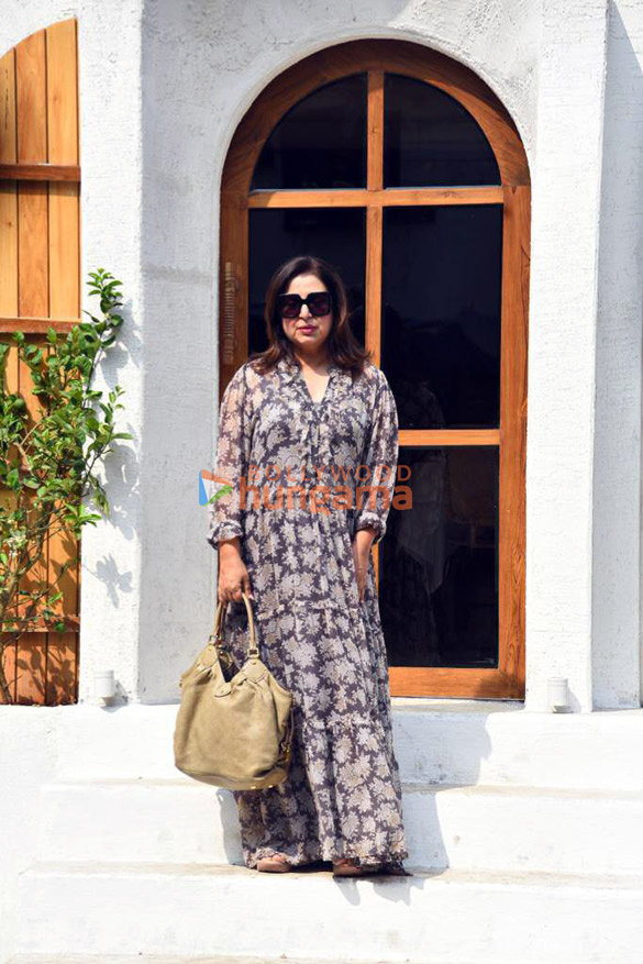 photos shilpa shetty snapped with her kids and farah khan in bandra 2