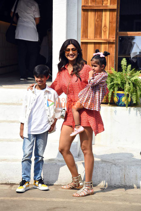 photos shilpa shetty snapped with her kids and farah khan in bandra 5