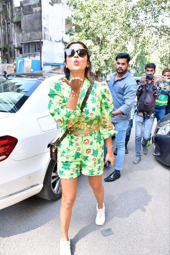photos shriya saran spotted post lunch at a restaurant in bandra 4