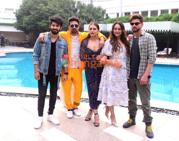 photos sonakshi sinha huma qureshi saqib saleem and team promote double xl in delhi 2