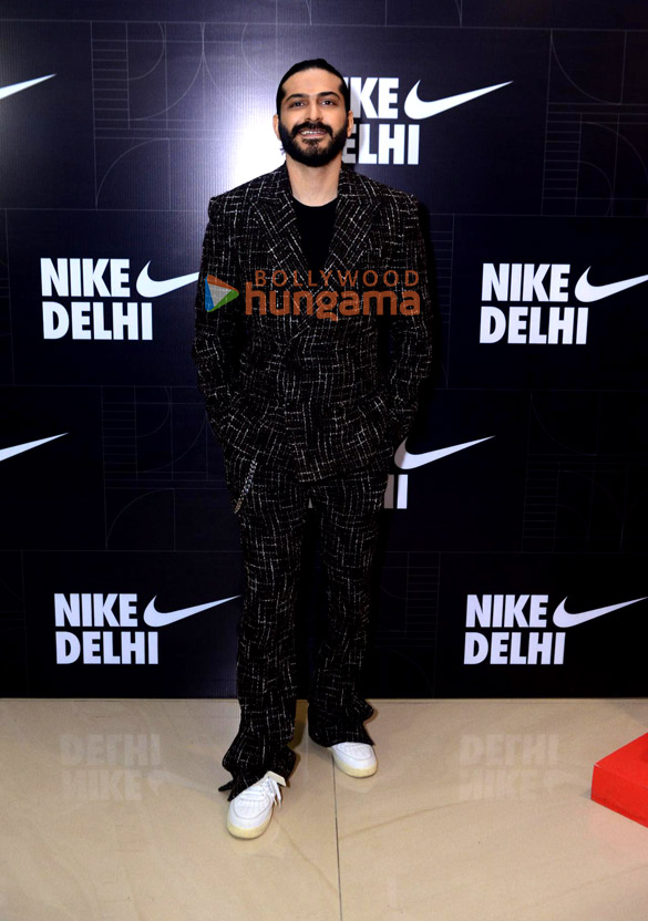 Photos Sonam Kapoor Ahuja, Anand Ahuja and Harsh Varrdhan Kapoor snapped at the Nike store Launch in Saket (4)
