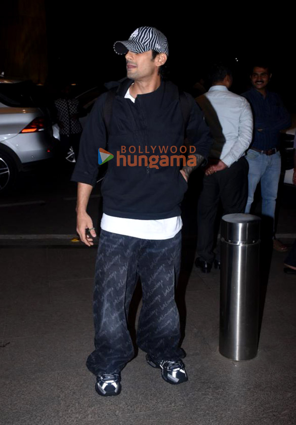 photos sonam kapoor ahuja yami gautam dhar jaya pradha and others snapped at the airport 1 2