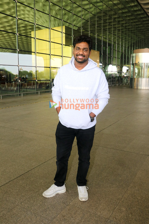 photos sonam kapoor ahuja yami gautam dhar jaya pradha and others snapped at the airport 10