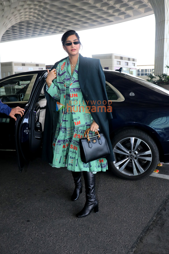 photos sonam kapoor ahuja yami gautam dhar jaya pradha and others snapped at the airport 11