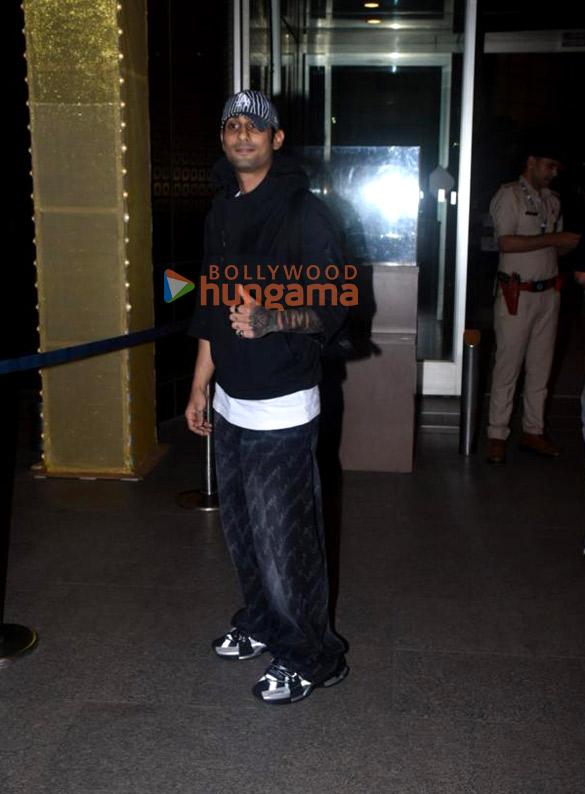 photos sonam kapoor ahuja yami gautam dhar jaya pradha and others snapped at the airport 2 2