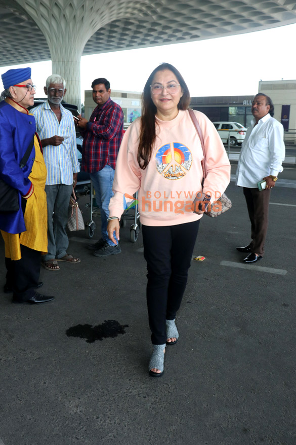 photos sonam kapoor ahuja yami gautam dhar jaya pradha and others snapped at the airport 3