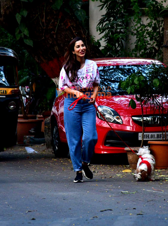 Photos: Sophie Choudry spotted with her pet in Bandra Photos: Sophie Choudry spotted with her pet in Bandra