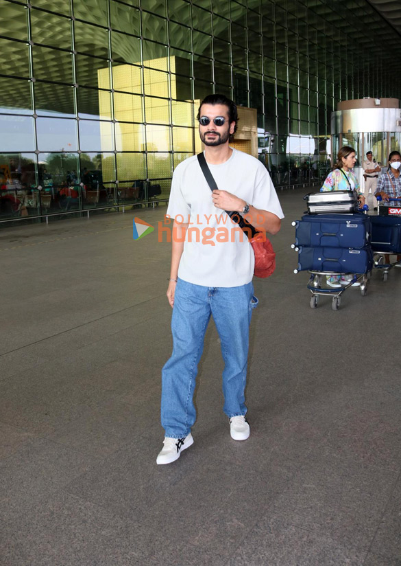 photos sunny leone janhvi kapoor and others snapped at the airport 4