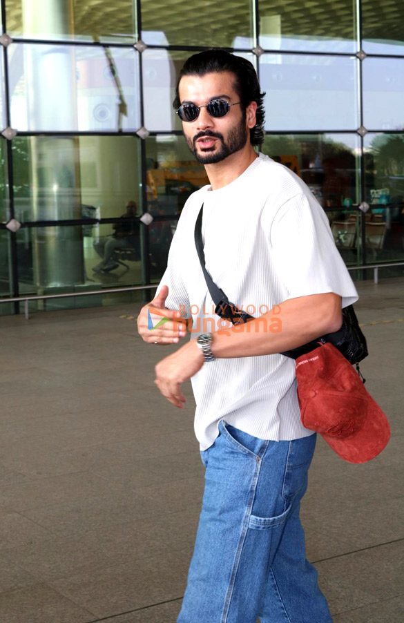 photos sunny leone janhvi kapoor and others snapped at the airport 8