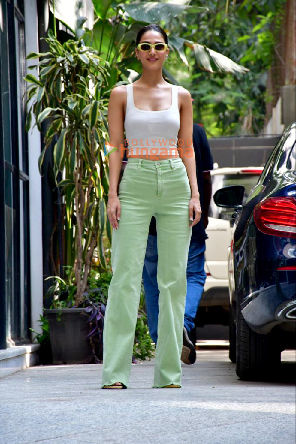 photos vaani kapoor snapped outside at maddock films office in santacruz 3