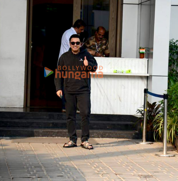 photos varun dhawan ajay devgn and dinesh vijan snapped at kalina airport 4