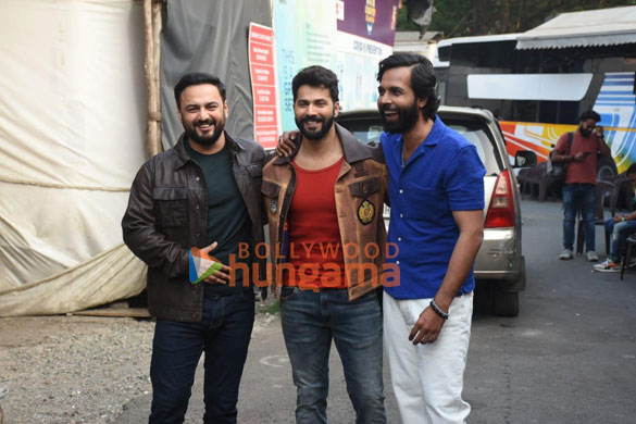 photos varun dhawan kriti sanon deepak dobriyal abhishek banerjee and amar kaushik snapped promoting 5