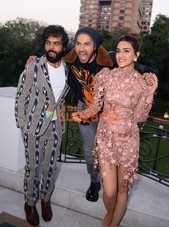 photos varun dhawan kriti sanon and abhishek banerjee snapped promoting bhediya 1