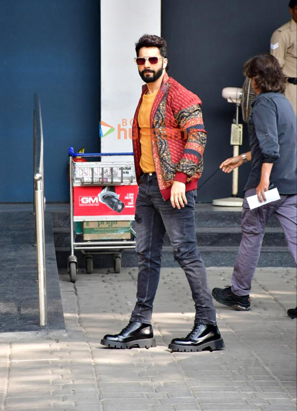 photos varun dhawan kriti sanon and dinesh vijan snapped at kalina airport 6