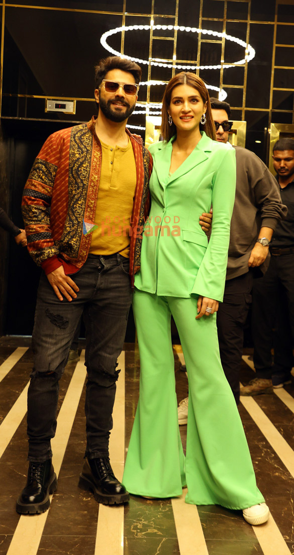 photos varun dhawan kriti sanon and dinesh vijan snapped promoting bhediya at velocity miraj cinemas in indore 2