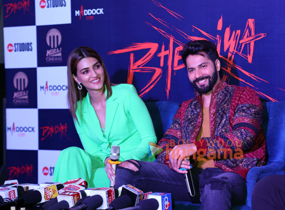 photos varun dhawan kriti sanon and dinesh vijan snapped promoting bhediya at velocity miraj cinemas in indore 6