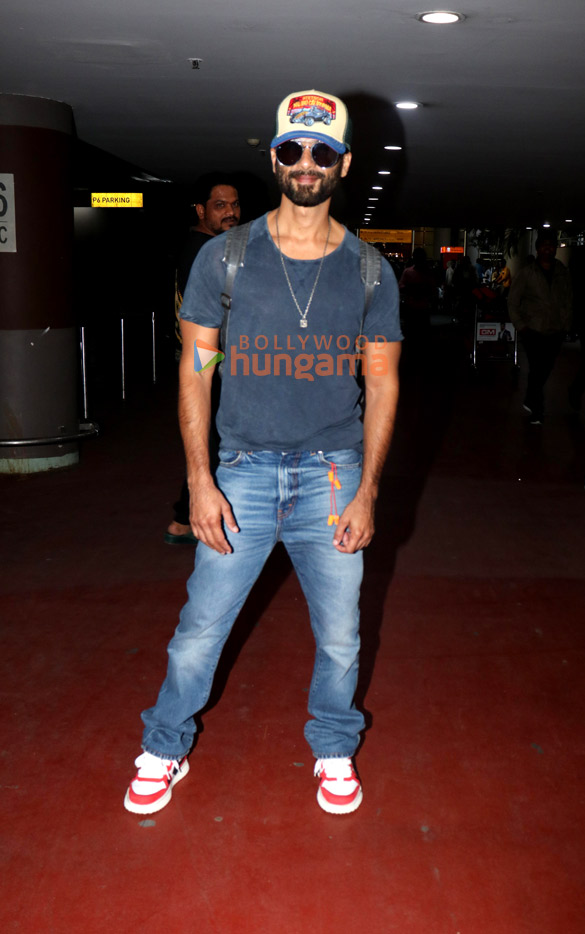 photos varun dhawan mouni roy arjun kapoor and others snapped at the airport 4