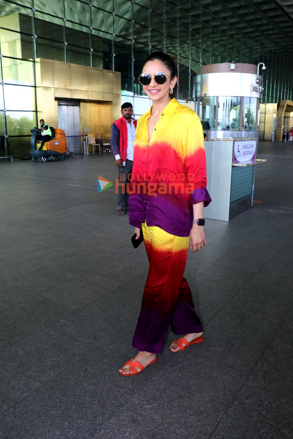 photos varun dhawan mouni roy arjun kapoor and others snapped at the airport 7