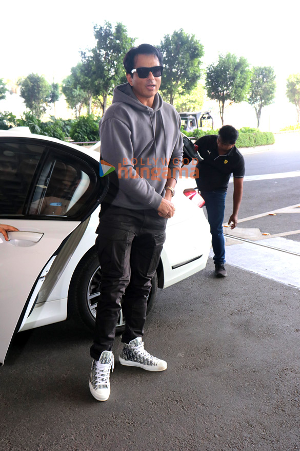 photos varun dhawan mouni roy arjun kapoor and others snapped at the airport 8