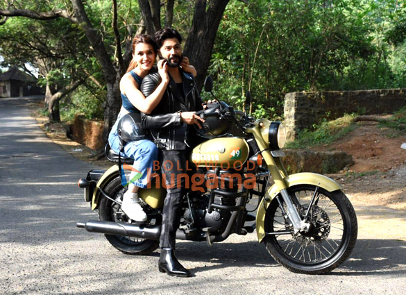 photos varun dhawan and kriti sanon snapped promoting bhediya on indian idol 1 2