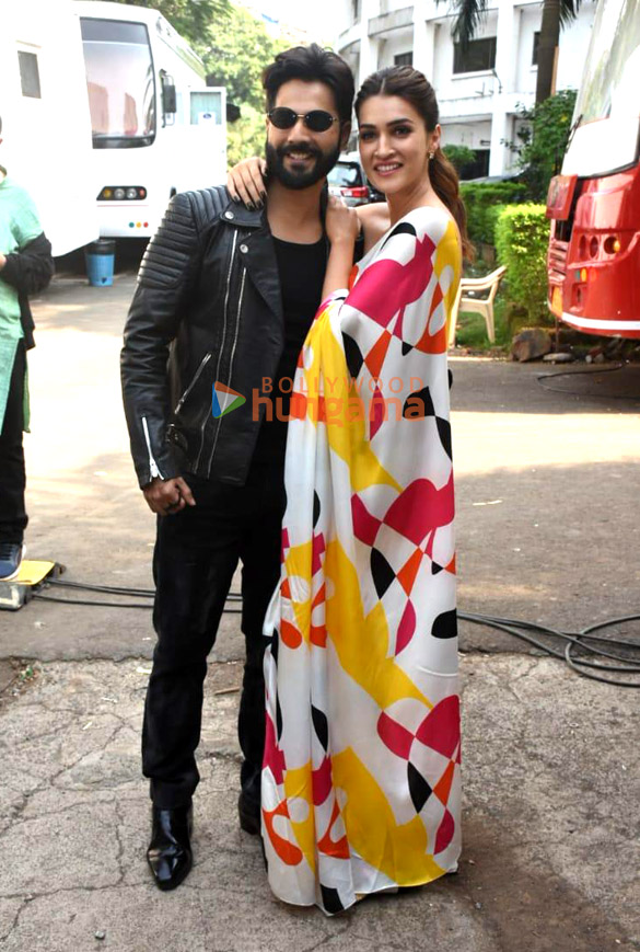 photos varun dhawan and kriti sanon snapped promoting bhediya on indian idol 1