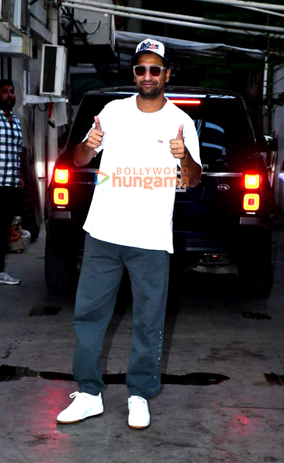 Photos: Vicky Kaushal snapped at a dubbing studio in Juhu Photos: Vicky Kaushal snapped at a dubbing studio in Juhu