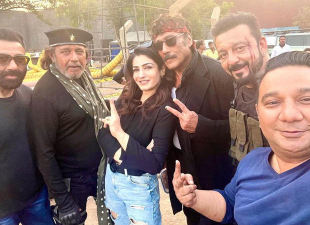 Raveena Tandon visits the sets of Baap; clicks selfie with Sunny Deol, Mithun Chakraborty, Jackie Shroff and Sanjay Dutt : Bollywood News – Bollywood Hungama
