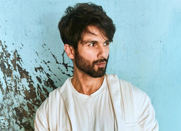 Shahid Kapoor relaxes after workout session; treats fans with a selfie ...