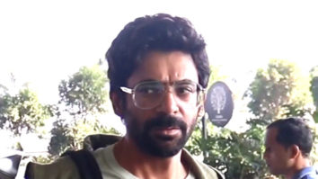 Sunil Grover smiles for paps at the airport