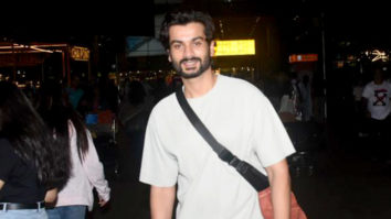 Sunny Kaushal poses for a picture with fans at the airport
