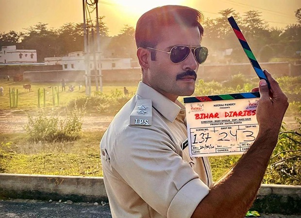 Karan Tacker finds his kinda love on the sets of Khakee: The Bihar Chapter, watch  : Bollywood News – Bollywood Hungama