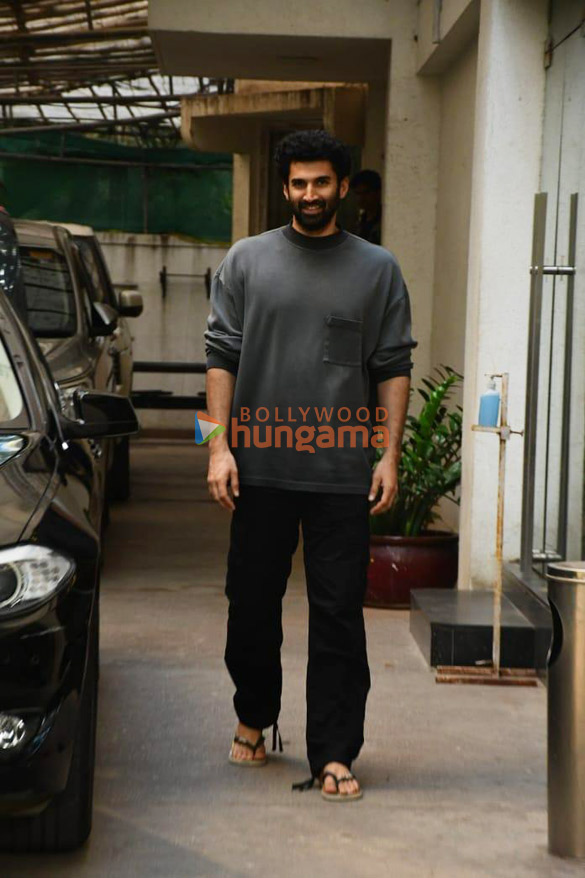 photos aditya roy kapur snapped in juhu 4