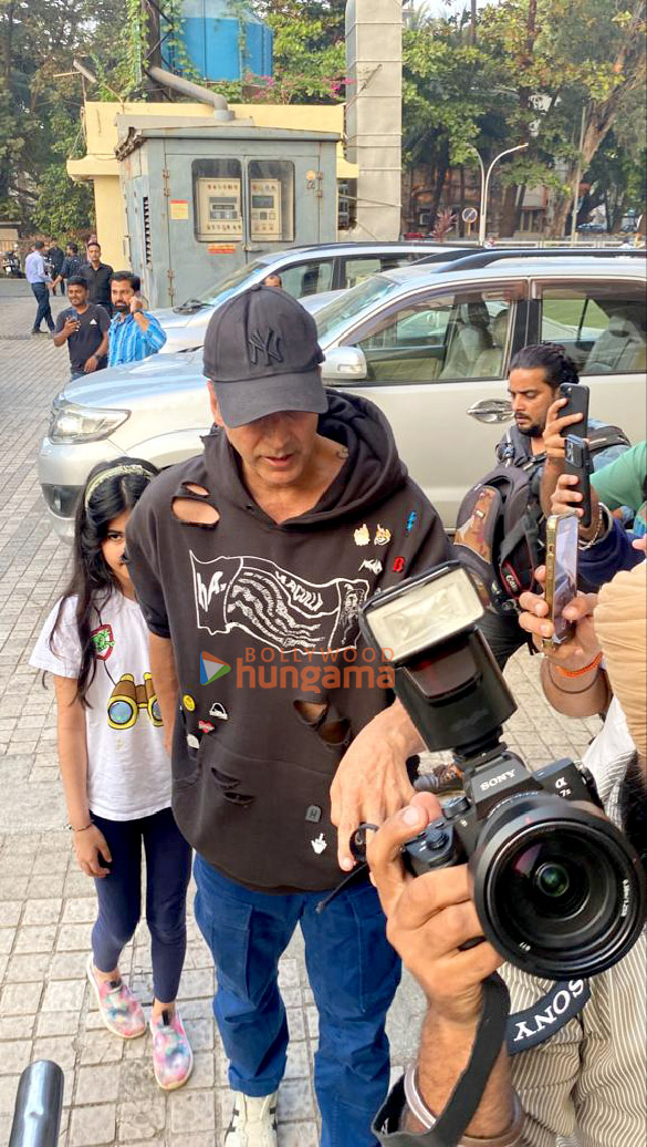 photos akshay kumar and nitara kumar snapped at juhu pvr 3